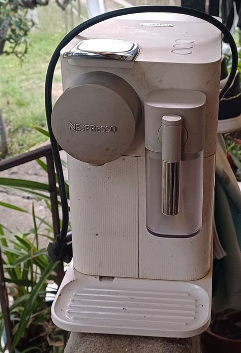 Máquina de café Nespresso Lattissima one + acessórios