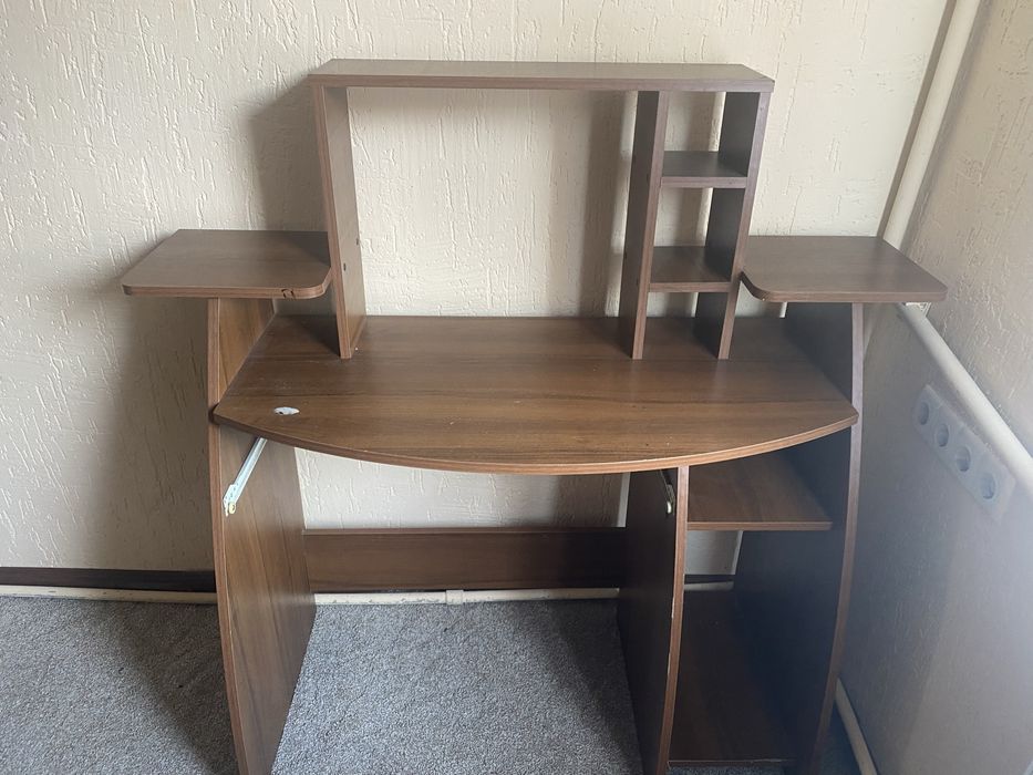 Письменный компьютерный стол