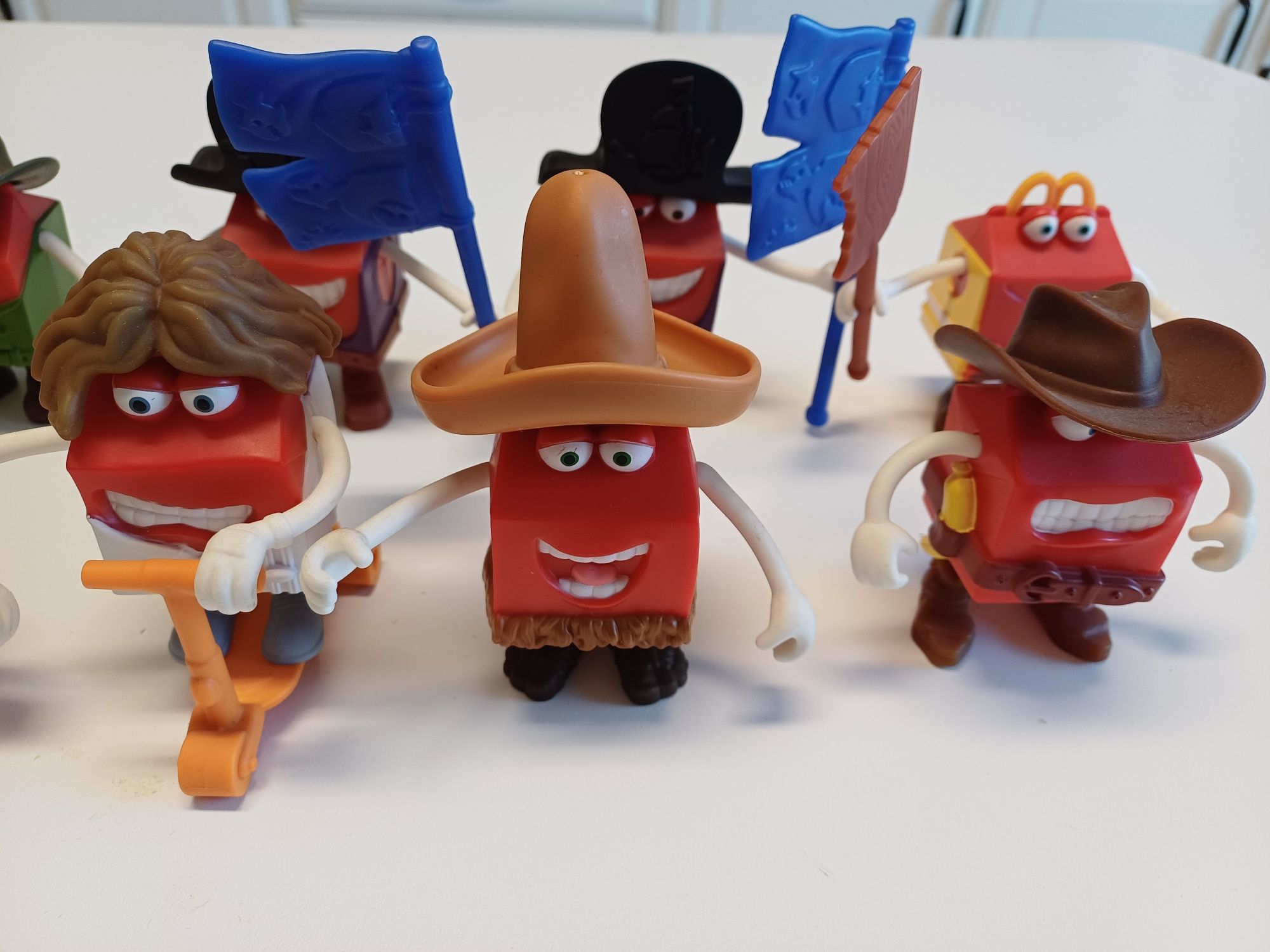 12 bonecos Happy Meal