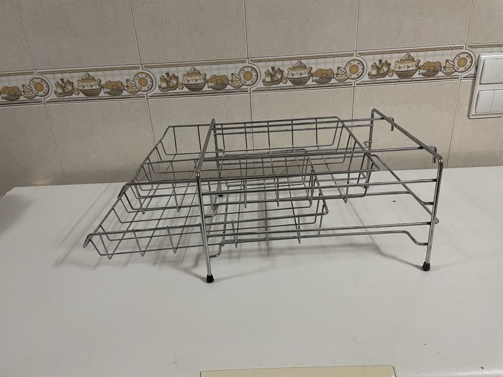 Gavetas / cesto de folhas em metal para secretária.