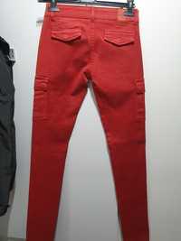 Czerwone spodnie bojówki