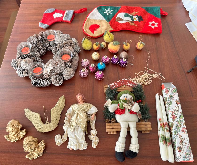 conjunto de vários enfeites de Natal