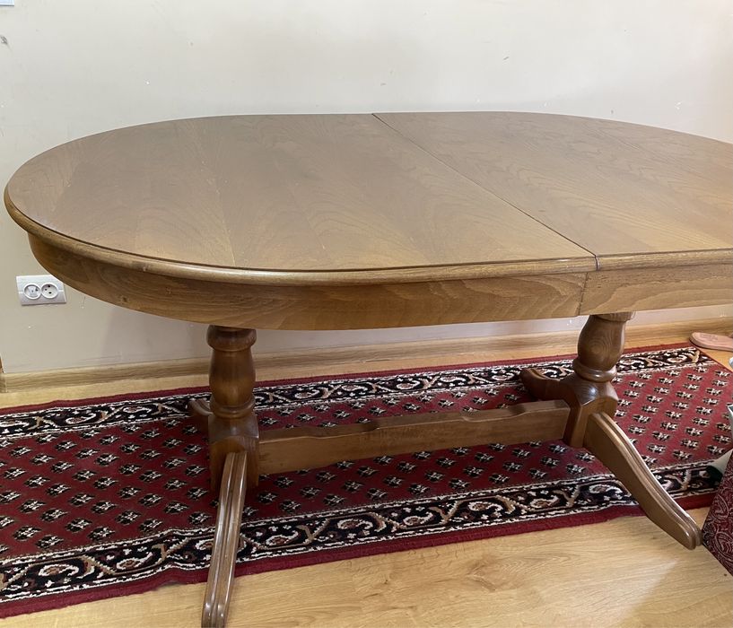 Розкладний широкий деревʼяний стіл