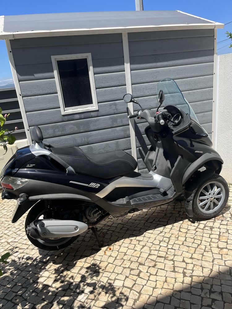Mota Piaggio MP3 carta carro