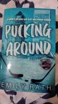 Livro Pucking Around - Emily Rath