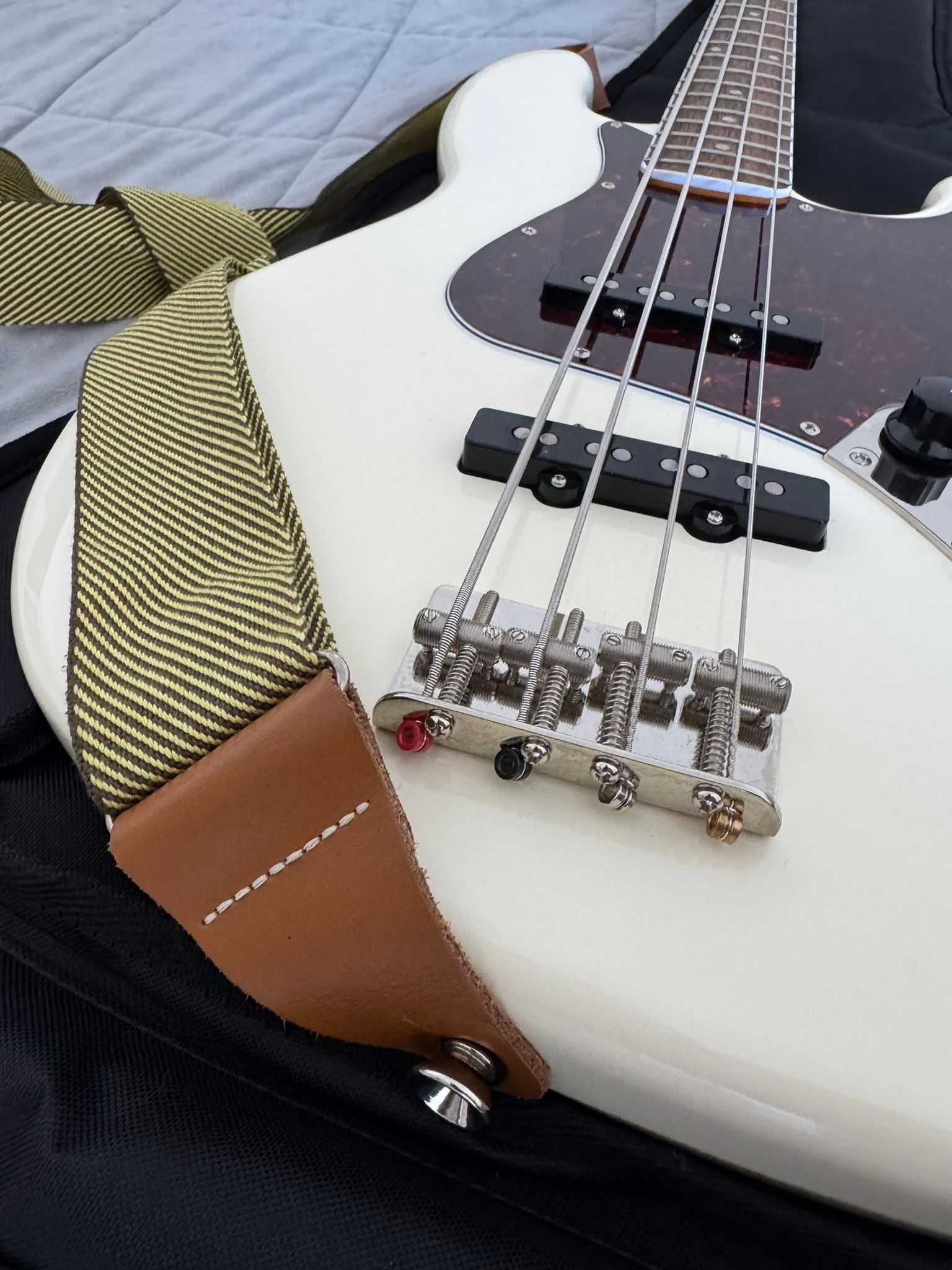 Fender Limited Edition Classic Vibe Mid-'60s Jazz Bass + accessories