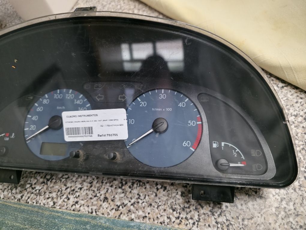Quadrante , conta quilómetros  rotações  temperatura combustivel etc ,