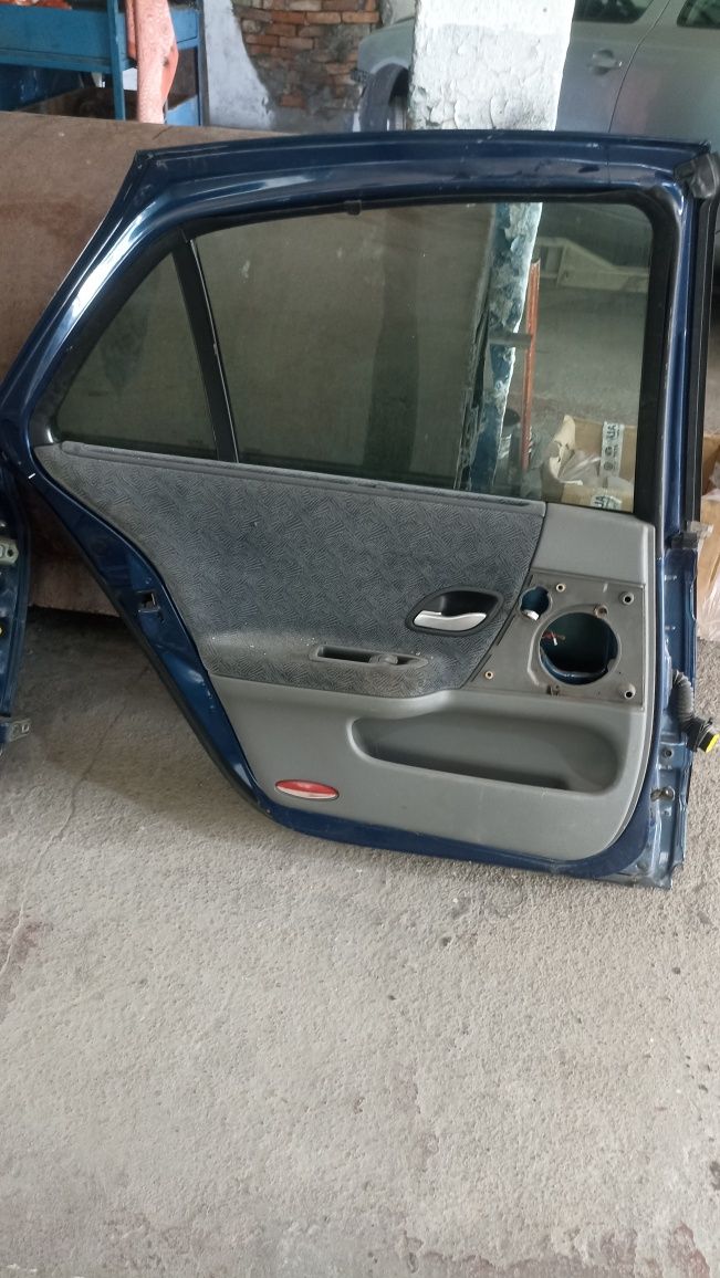 Renault Laguna 2002рік двері в оригіналі
