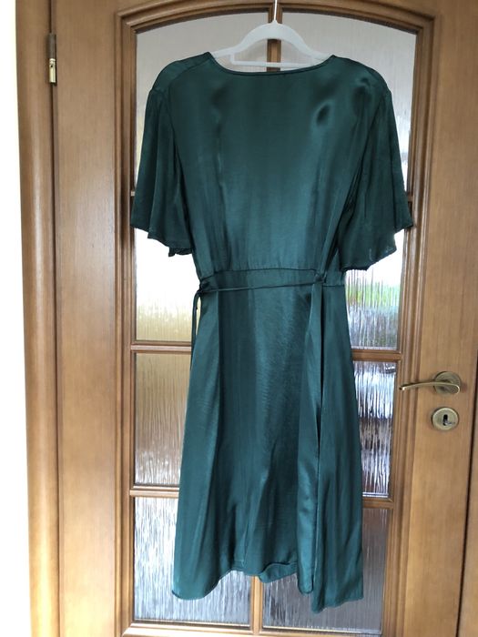 Kopertowa satynowa sukienka w kolorze butelkowej zieleni 100% wiskoza