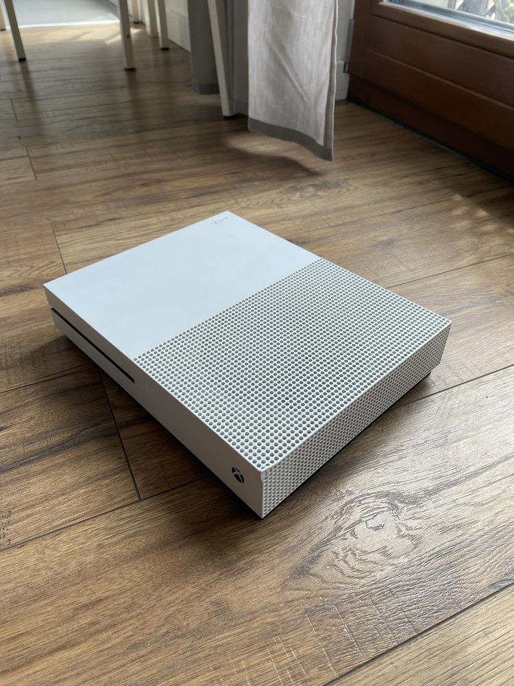 Xbox One S 365 GB + pad + FIFA 19