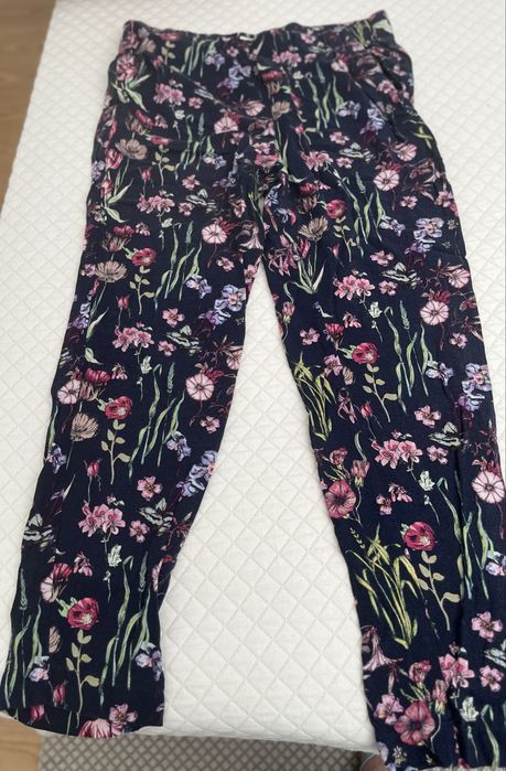 Calcas em tecido floridas base cor preta