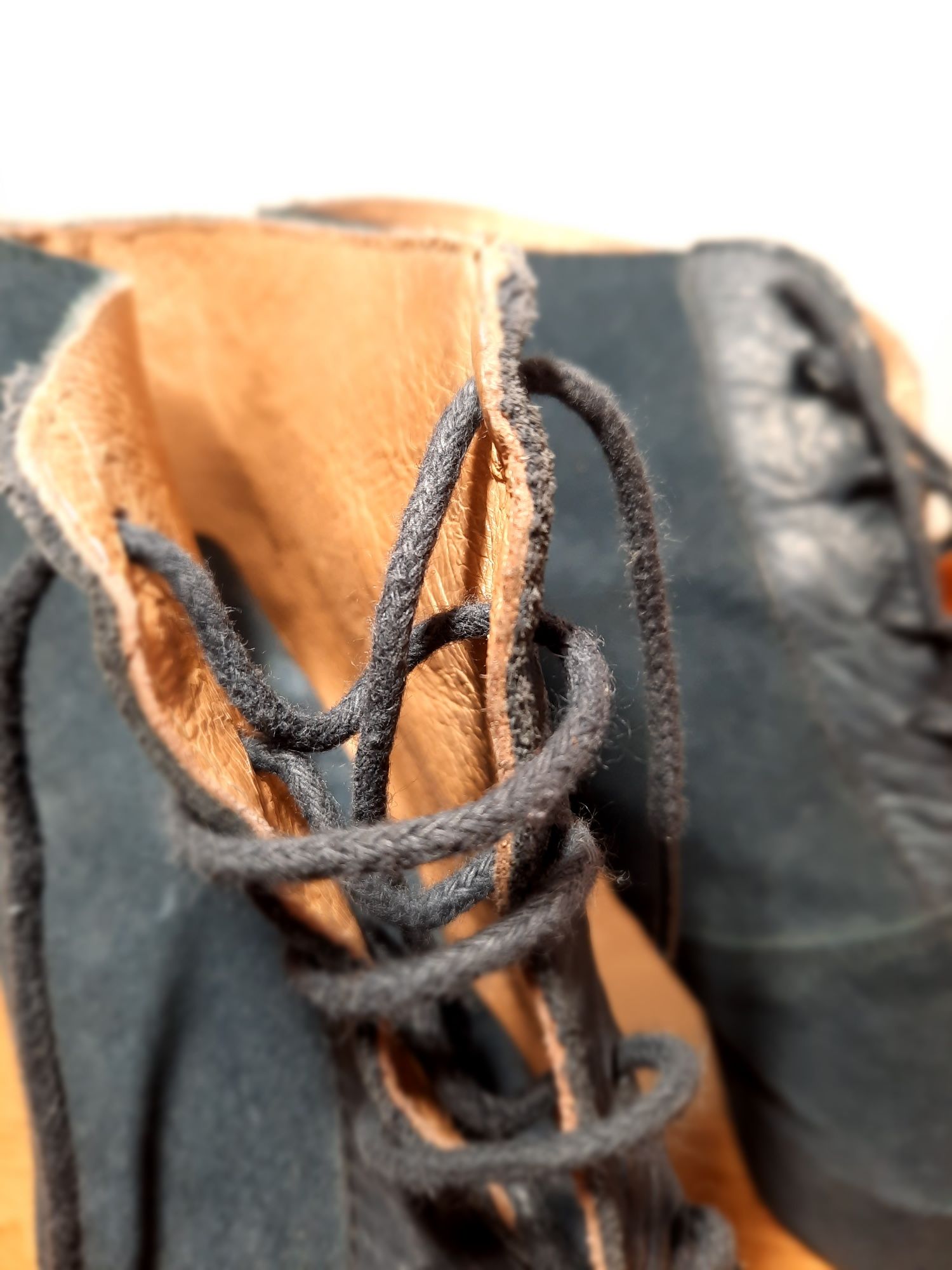Botas azuis escuras pele com camurça.