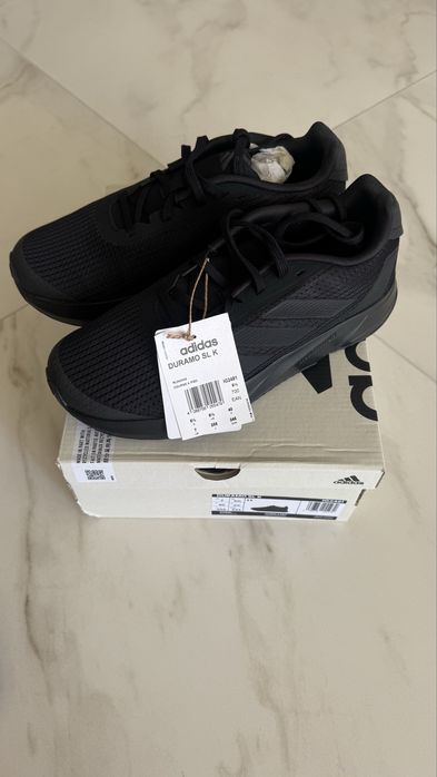 Кросівки адідас,абсолютно нові.Чорного кольору.