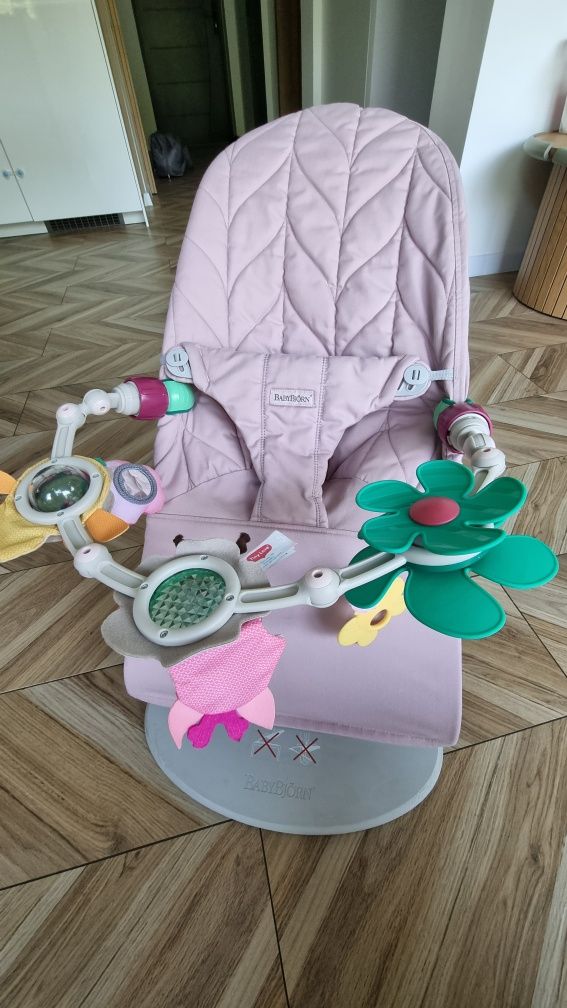 Lezak babybjorn z pałąkiem tiny love