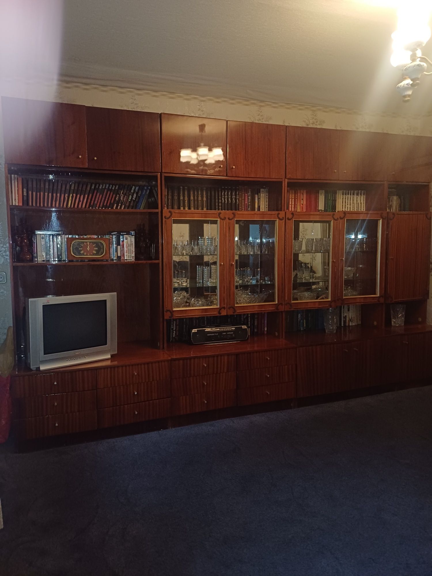 Продам 2х комн квартира чешка 50м у. Героев Мариуполя возле Нов почта!