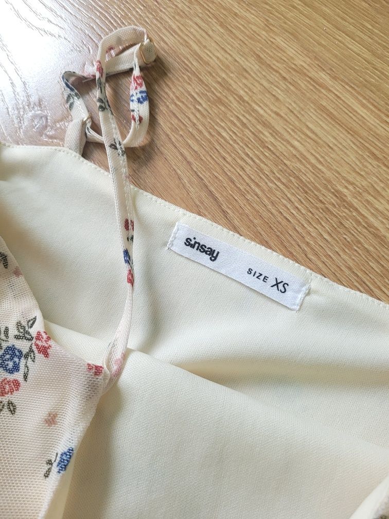 Sukienka w kwiaty mini