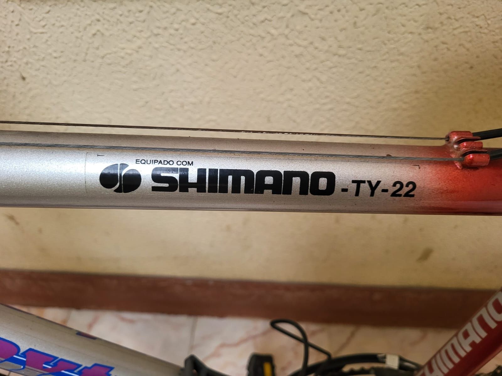 Bicicleta de marca Shimano com cadeado B-twin
