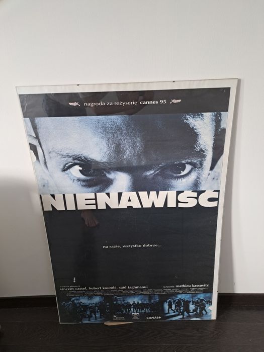 Plakat filmowy z filmu "Nienawiść" w antyramie