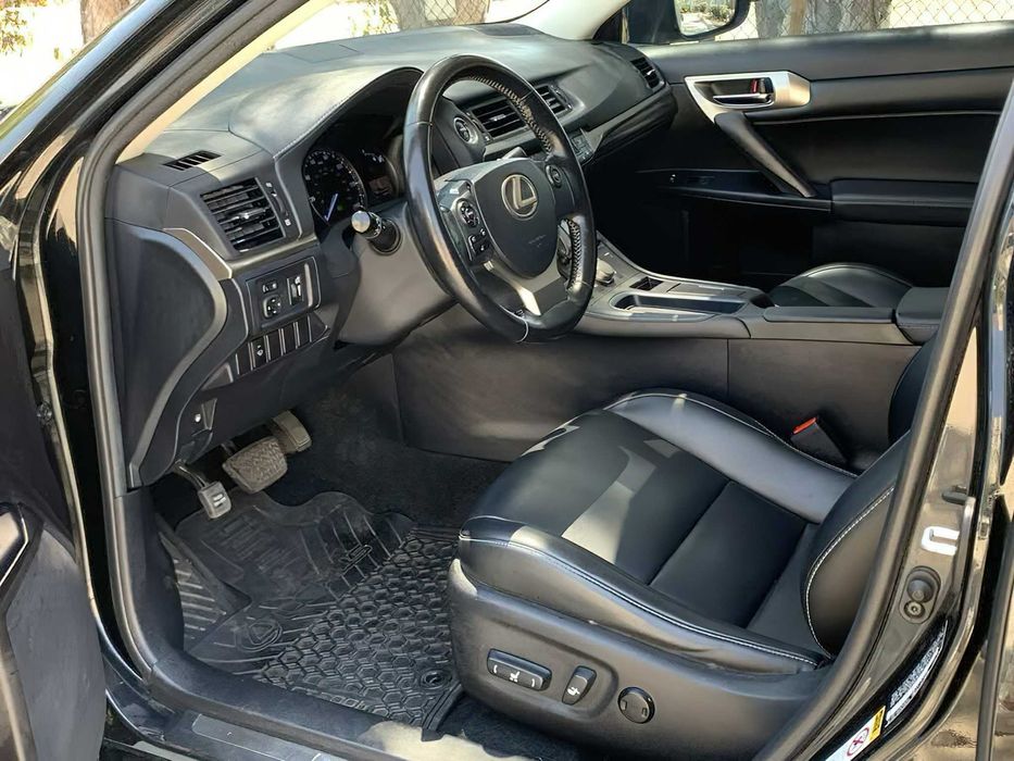 Lexus CT 200h Hybrid      2017