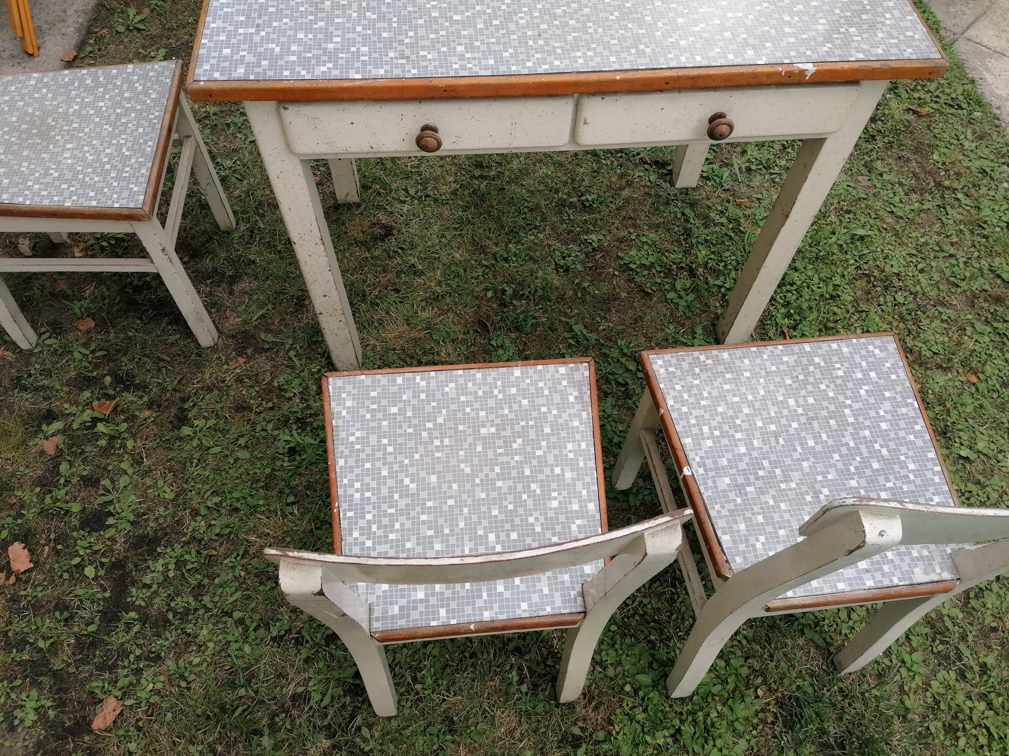 Kredens Kuchenny Biały wraz ze stołem, krzesłami i komodą