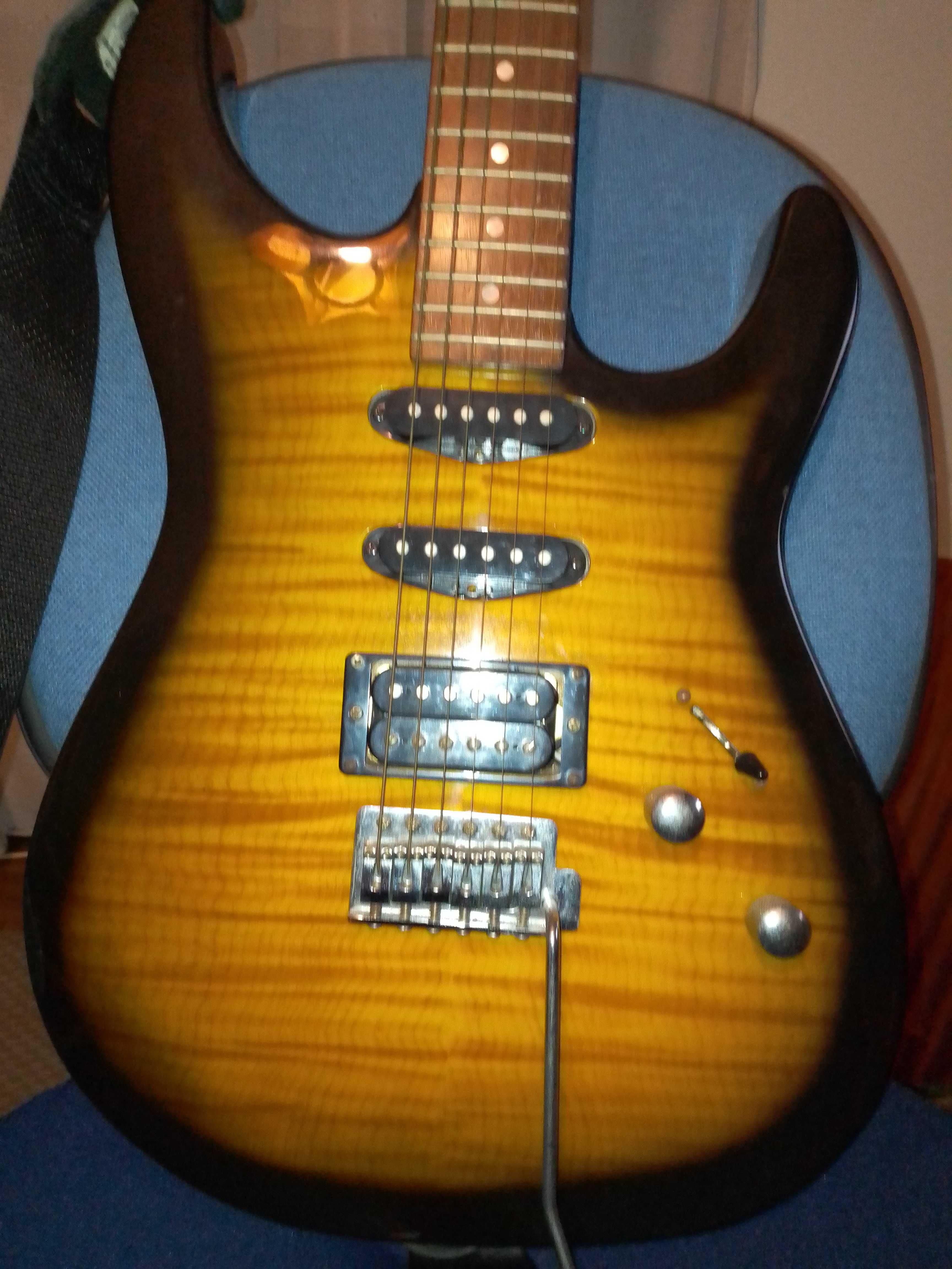 Guitarra J&D bem estimada