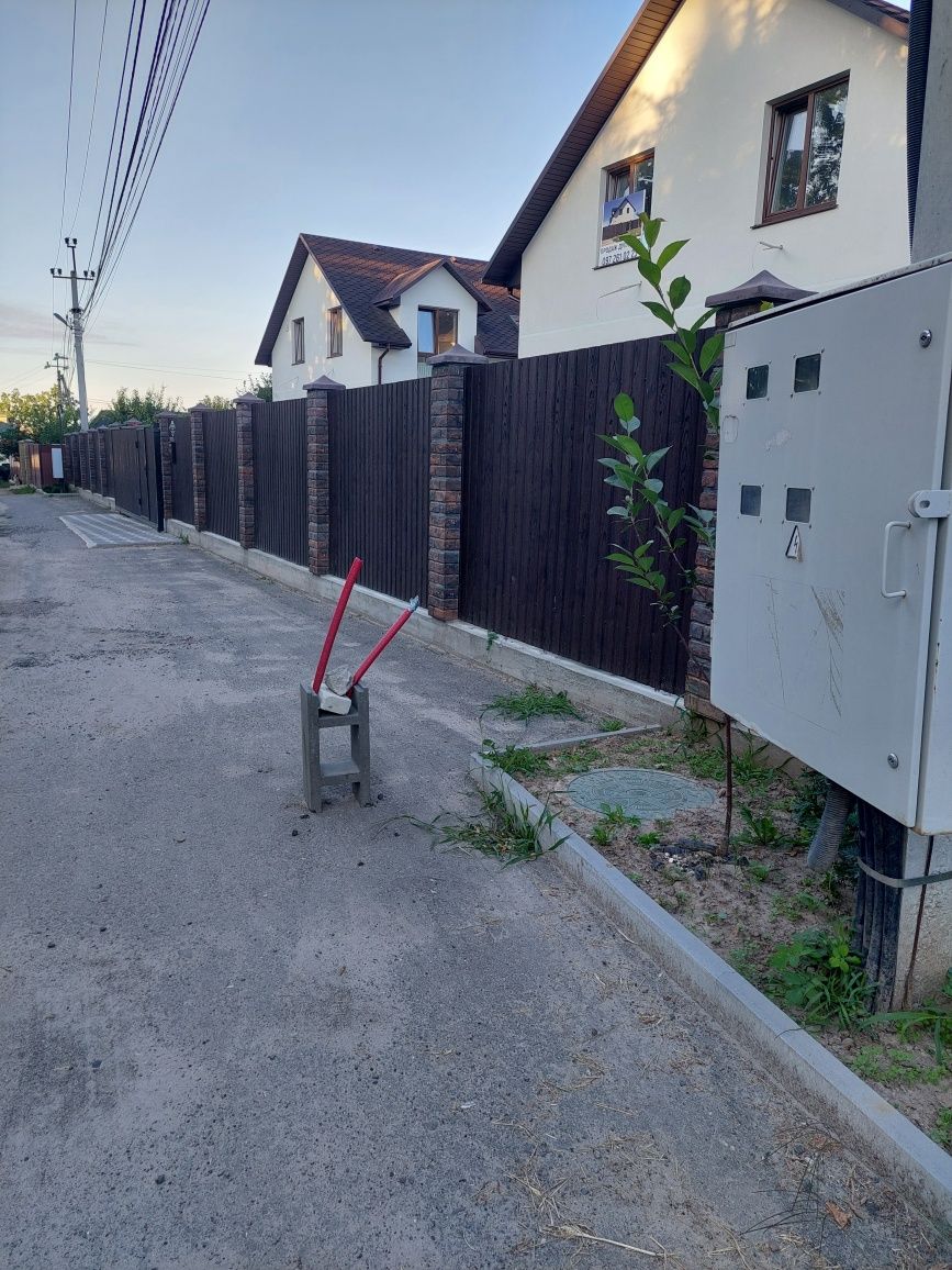 Продажа останнього тауна під Києвом в с. Хотів. По вул. Молодіжна.