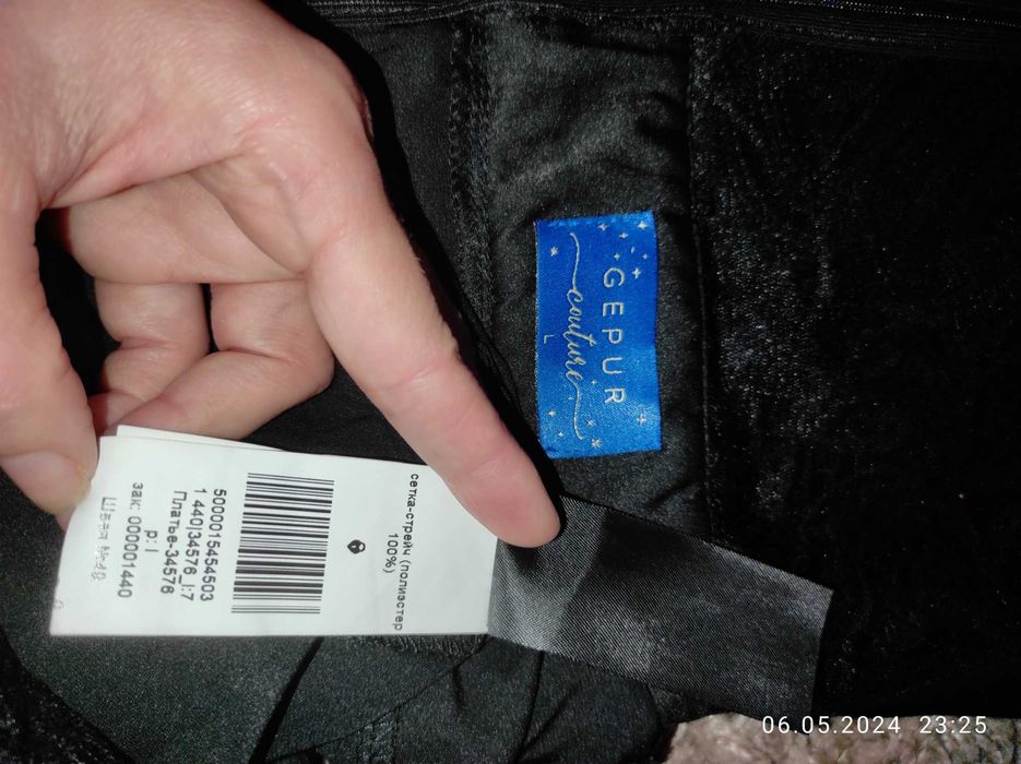 Elegancka błyszcząca mini sukienka z cekinami