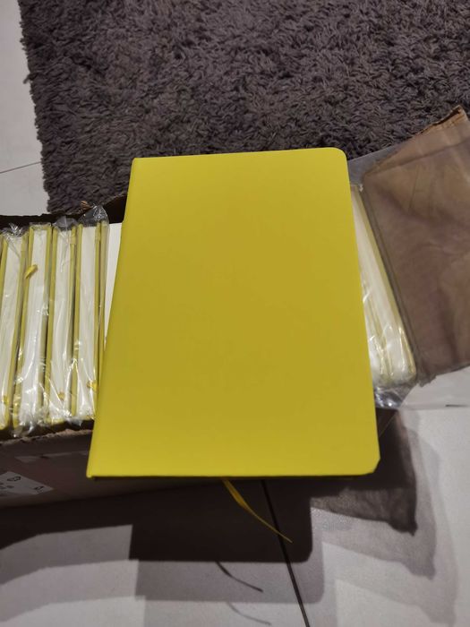 Bloco de notas sem linhas capa dura amarela