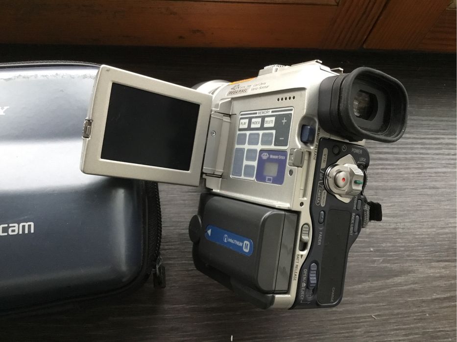 Видеокамера Sony DCR-PC100