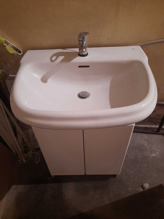 duża umywalka łazienkowa z szafką i baterią