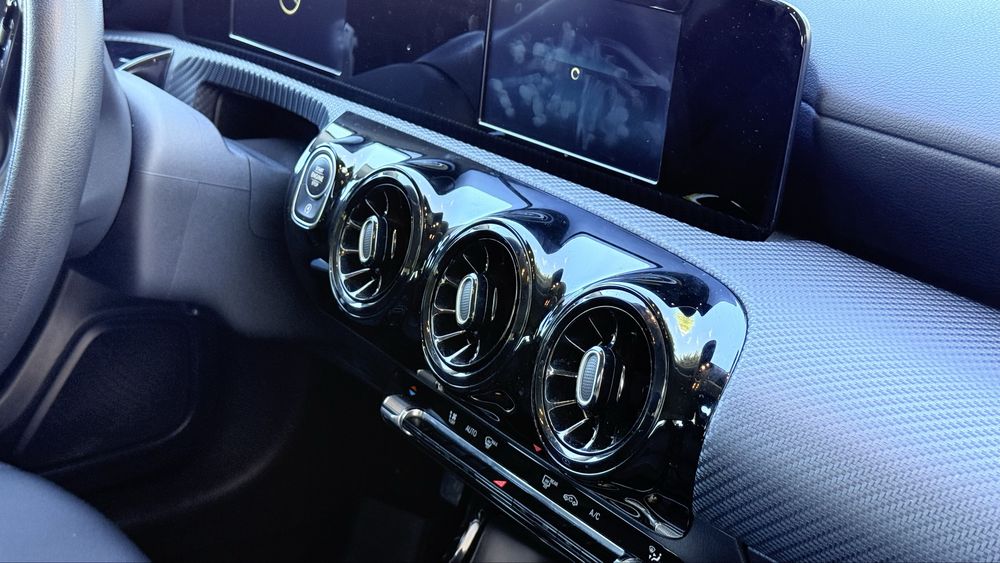 Vendo Mercedes-Benz Classe A 160, versão gasolina de 2020