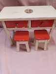 Mesa e 2 bancos de cozinha em miniatura