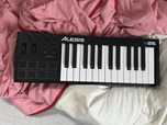 Keyboard Alesis v25