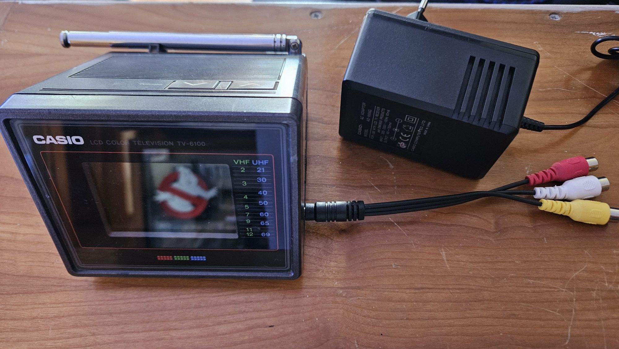 Mini TV Casio TV-6100 com Carregador + Cabo Jack AV