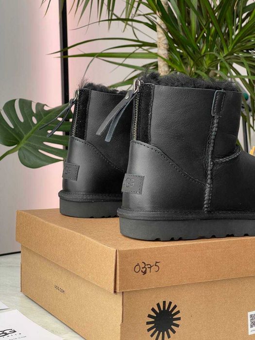 АКЦІЯ! Жіночі натуральні зимові уггі UGG Mini ZIP Black (37,39 р.)