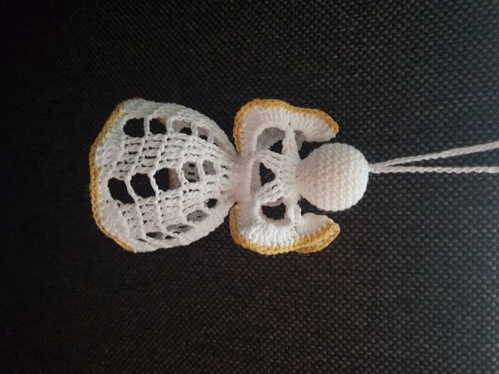 001 aniołek na choinkę na szydełku zawieszka 8,0 cm