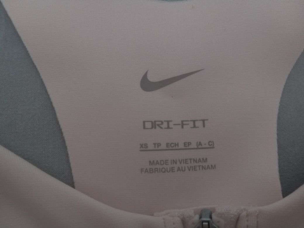 Top esportivo rosa nike.
