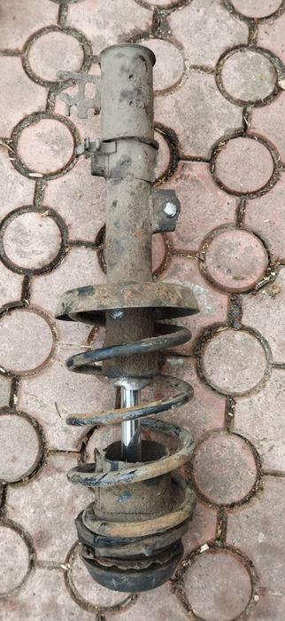 Передні стойки на Opel Vectra опель вектра B