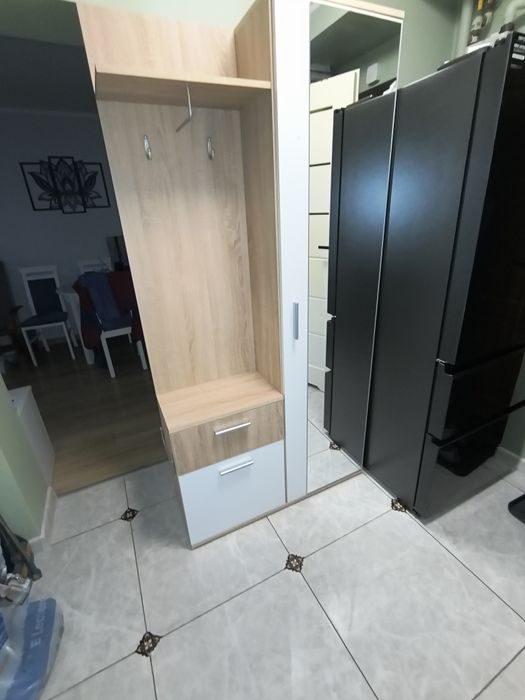 Garderoba do przedpokoju blaty białe połysk cała szafka jasna dzwi do