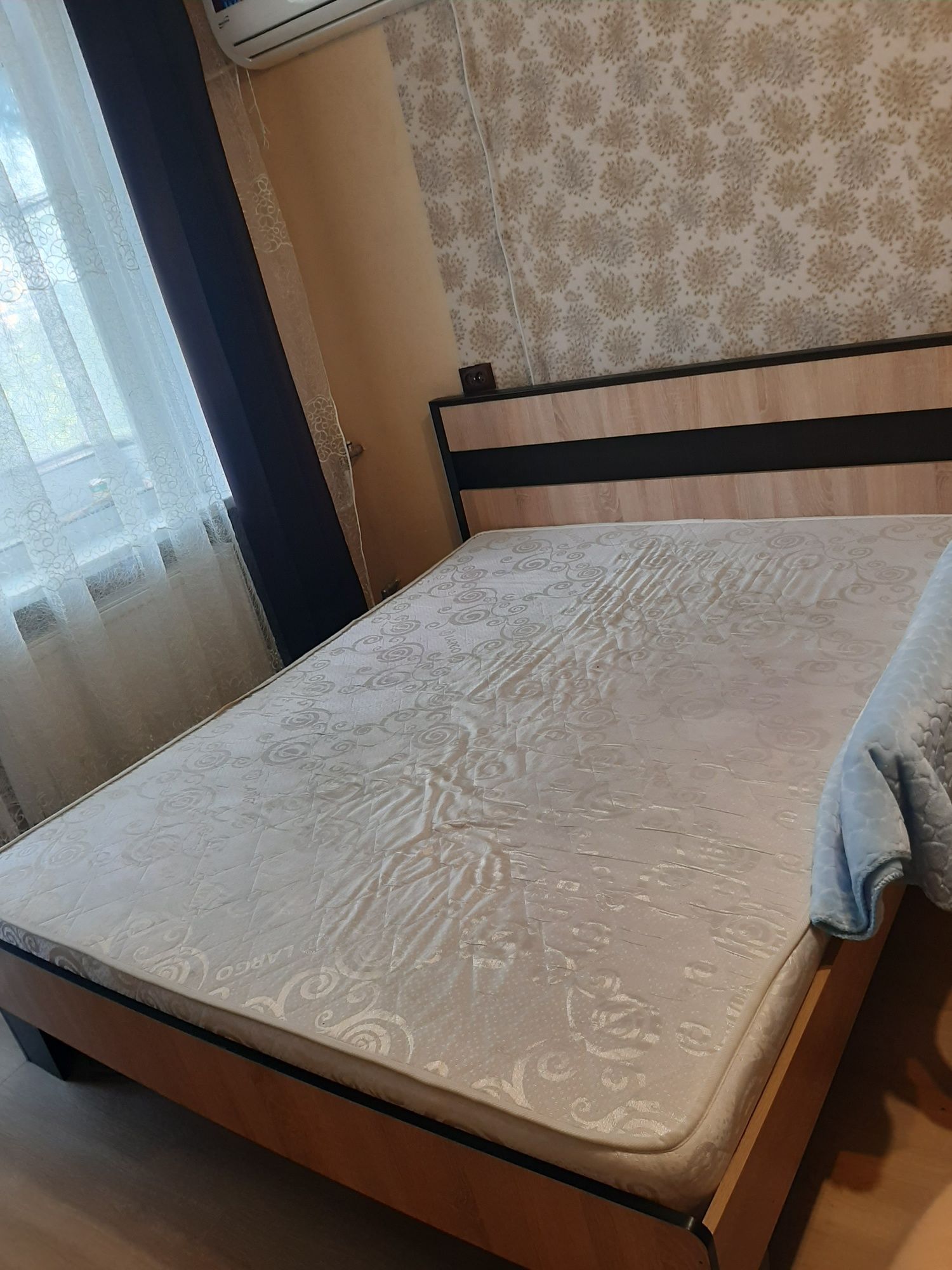 Двухспальная кровать с матрасом