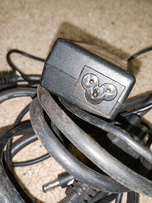 transformador de corrente alternada (AC) da marca Lite-On, modelo PA-1