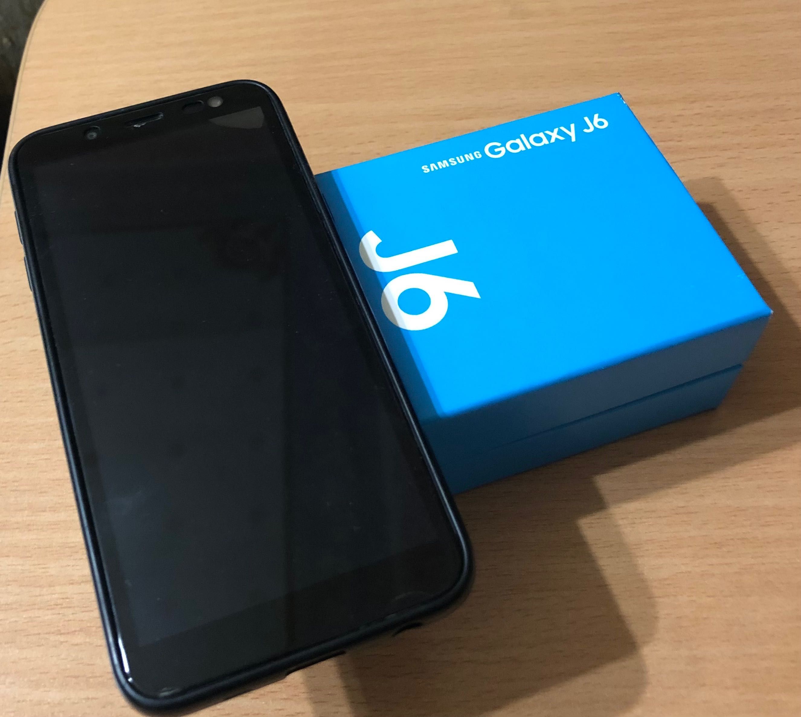 Телефон Samsung J6