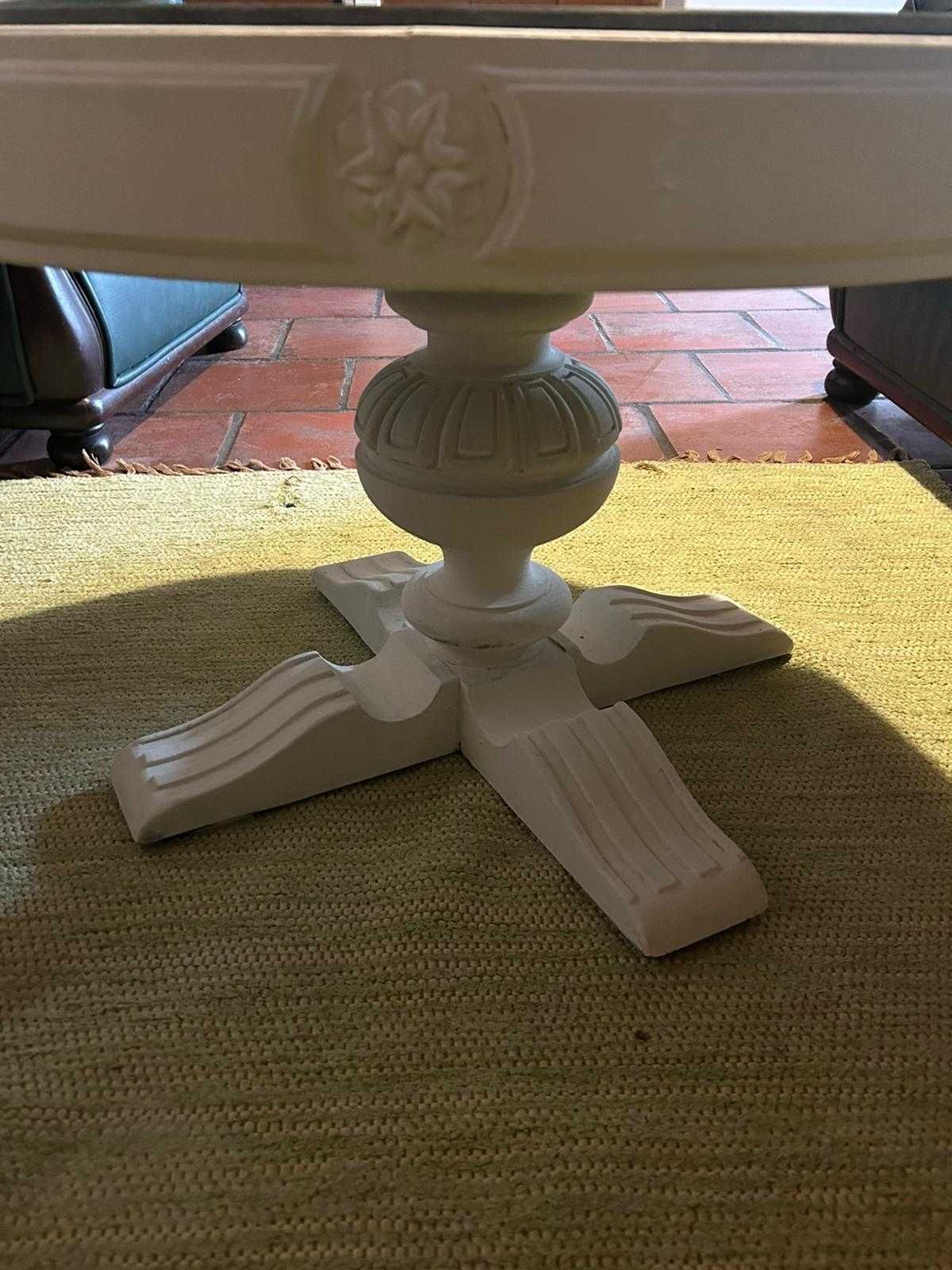 Mesa de centro em madeira maciça com tampo em pedra