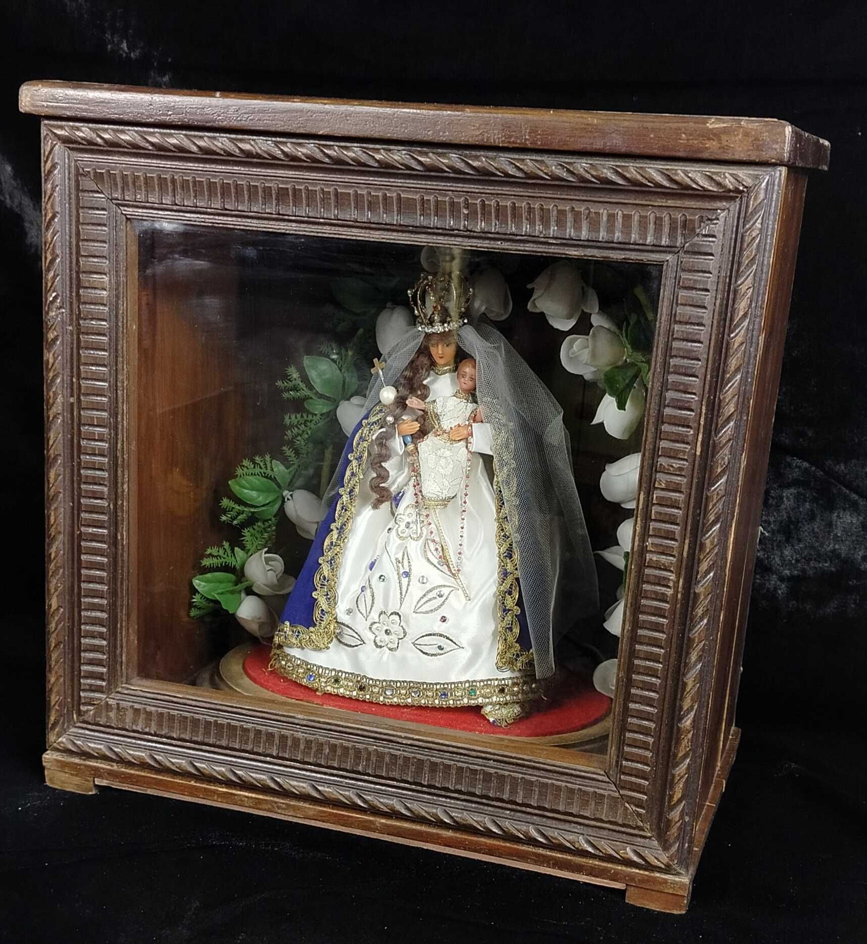 Stara drewniana kapliczka z figurka Maryi i dzieciątka Jezus