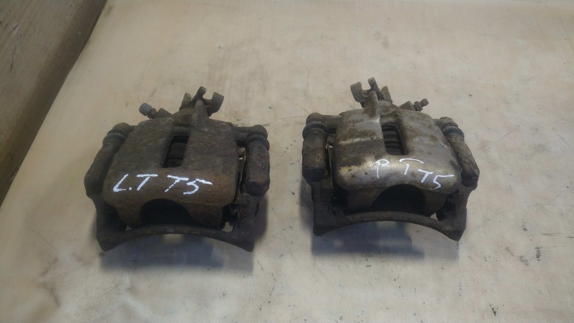 ) VW T5 zacisk hamulcowy lewy tył prawy tył jarzmo