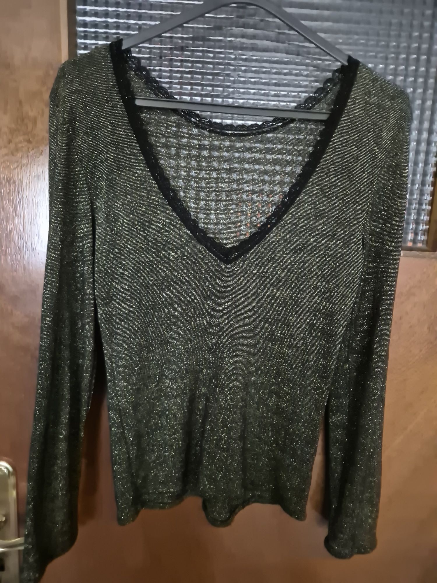 Vestido renda e camisa preta com brilho dourado.