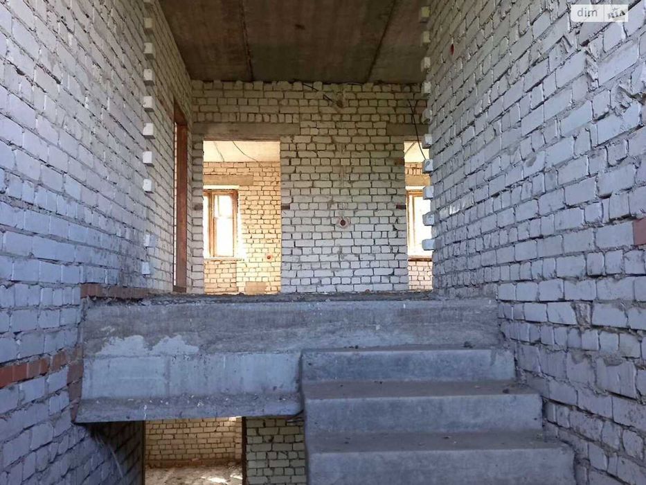 Просторий 3-х поверховий будинок для всієї родини