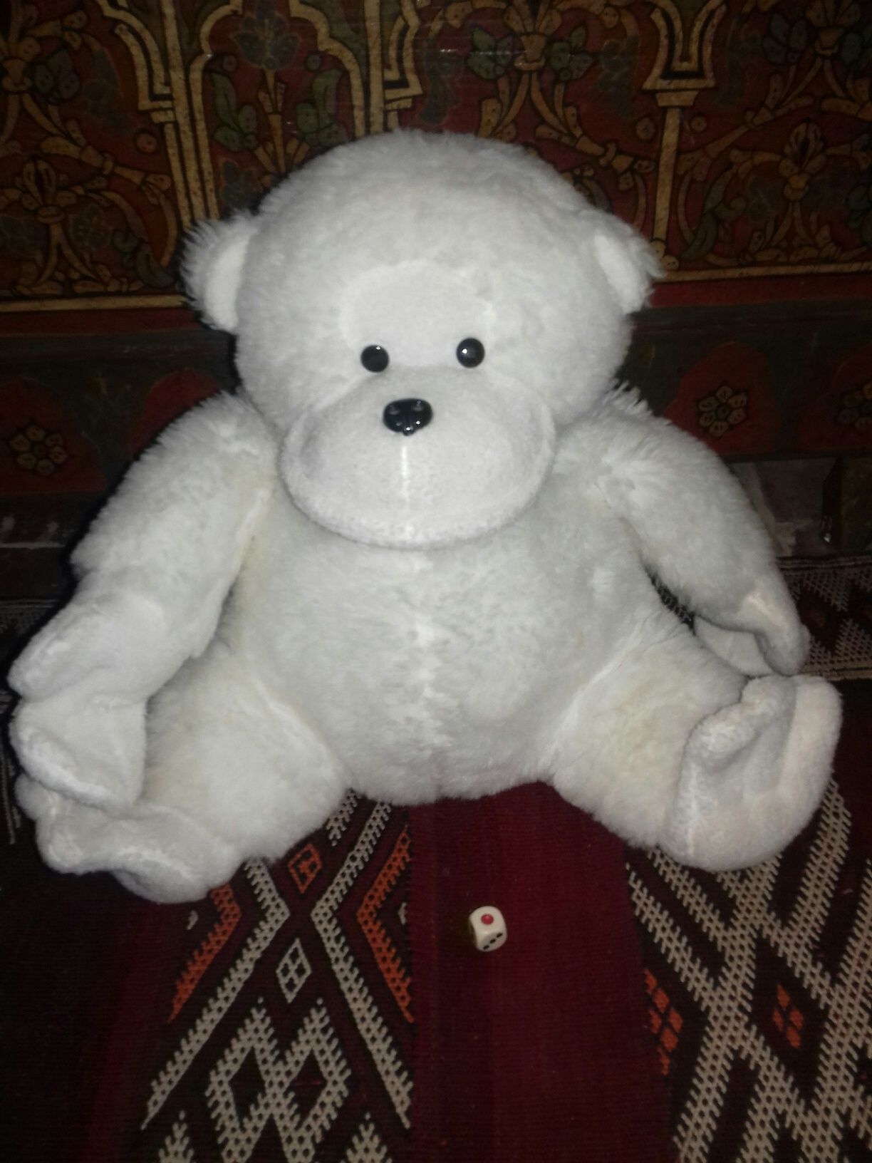 Peluches cães e macaco.
