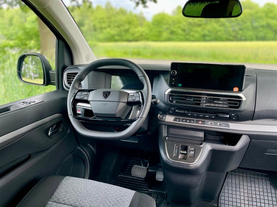 Bus 8 osobowy Peugeot Traveller bogata wersja hak automat nowy 2025