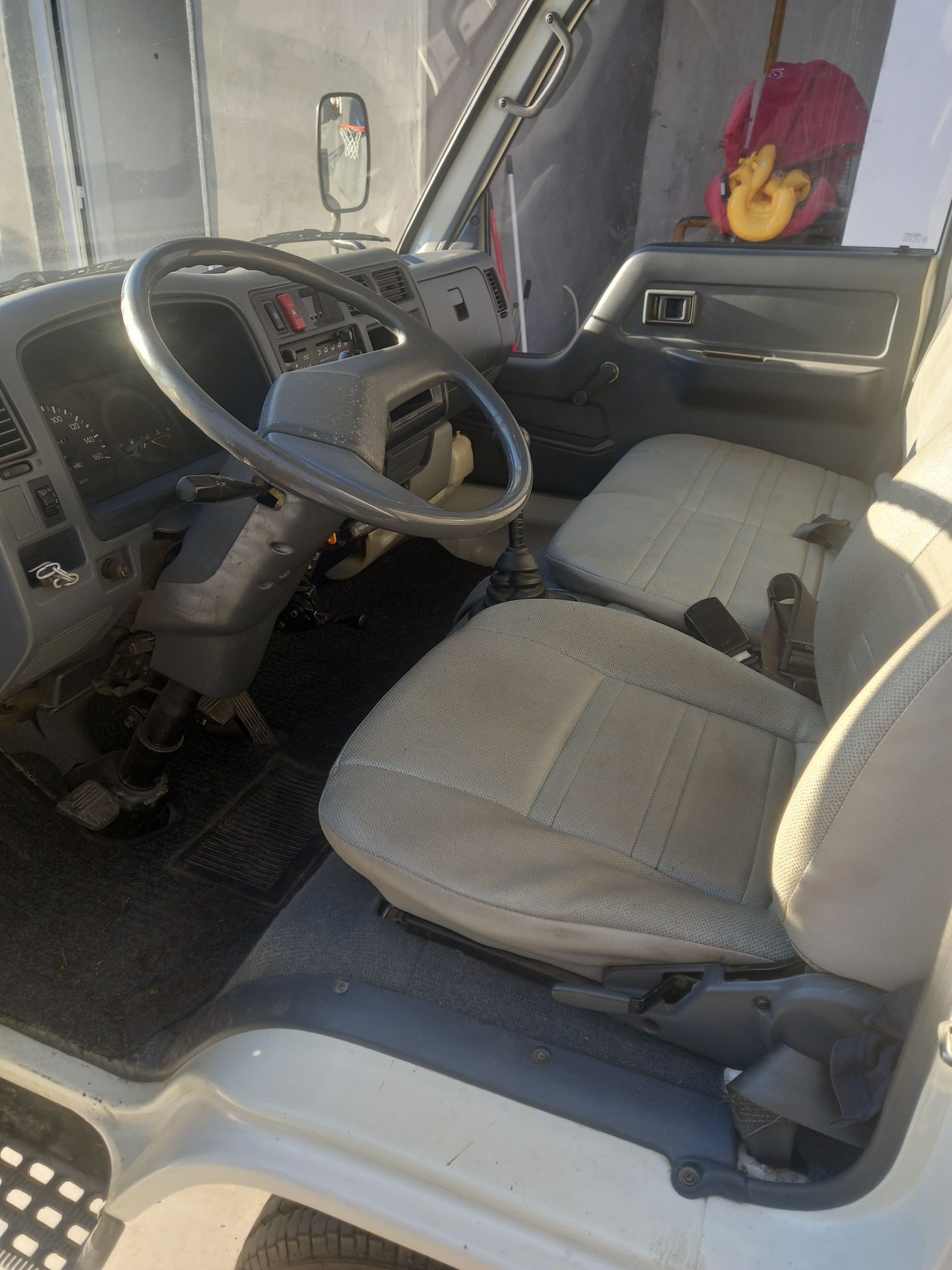 Toyota dyna 150 com barquinha